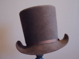 fur felt round gentlemen’s hat from the Federal Era